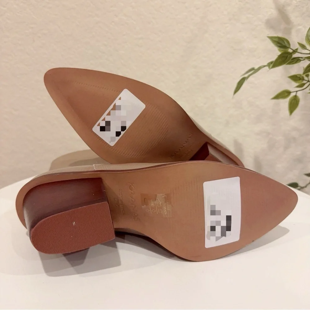 Kaanas details leather floor